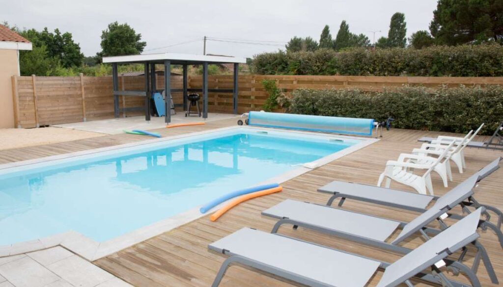 beautiful-swimming-pool-close-modern-house_0x800
