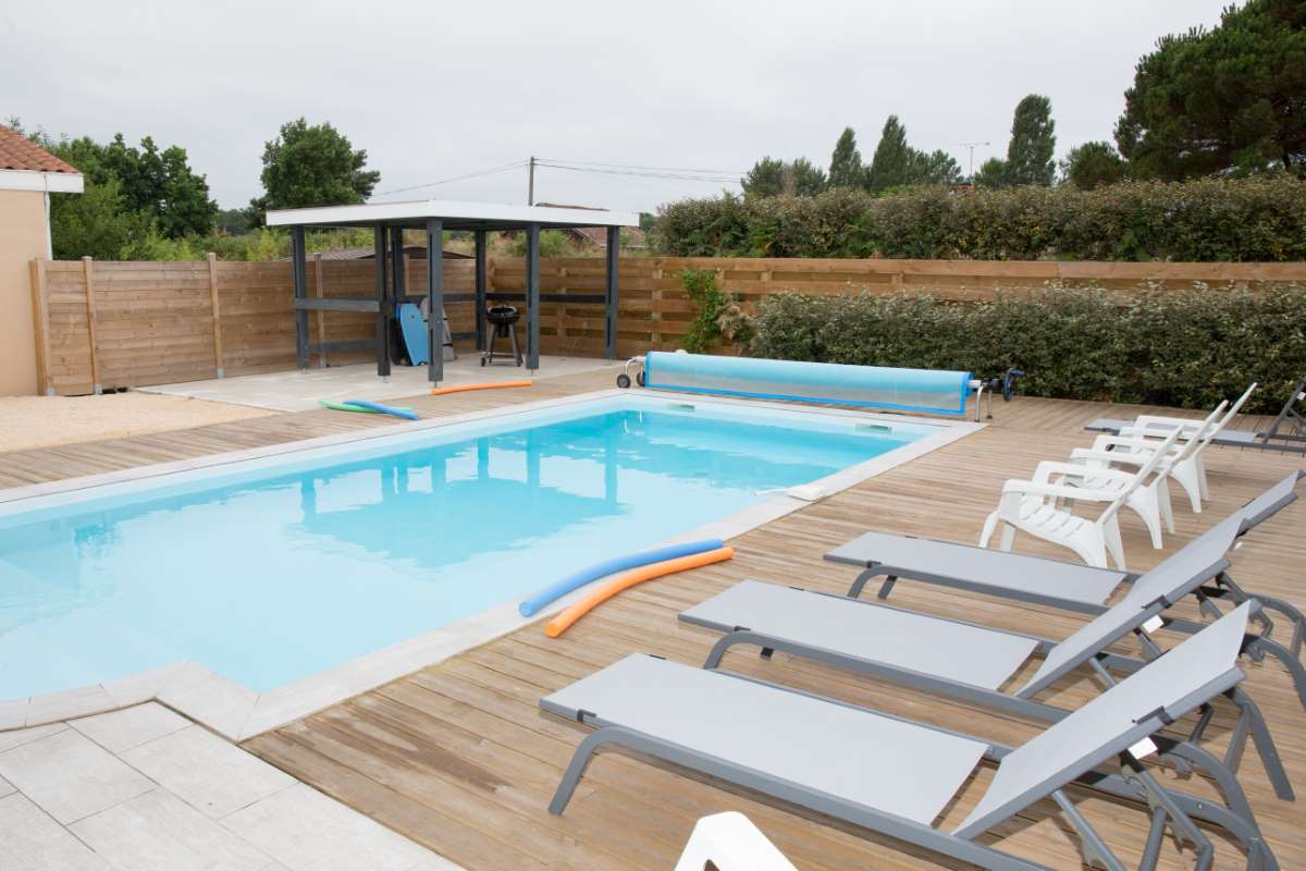 beautiful-swimming-pool-close-modern-house_0x800 beautiful-swimming-pool-close-modern-house_0x800