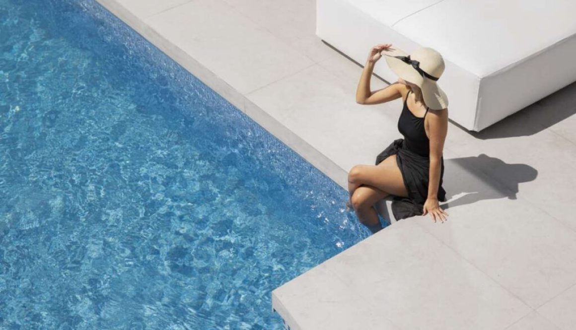 close-up-beaujtiful-woman-luxury-travcel-house_0x800