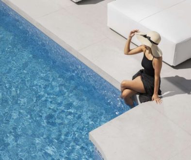 close-up-beaujtiful-woman-luxury-travcel-house_0x800