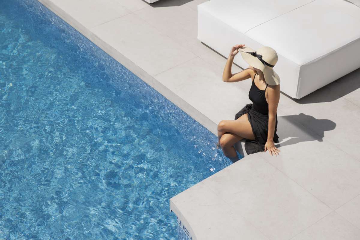 close-up-beaujtiful-woman-luxury-travcel-house_0x800 close-up-beaujtiful-woman-luxury-travcel-house_0x800