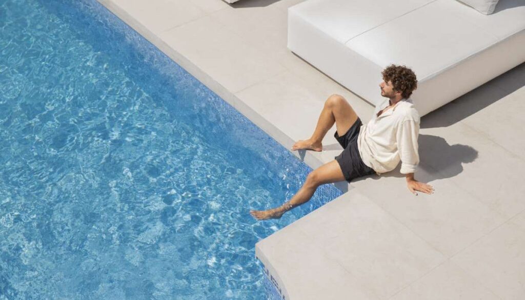 close-up-handsome-man-luxury-travel-house_0x800