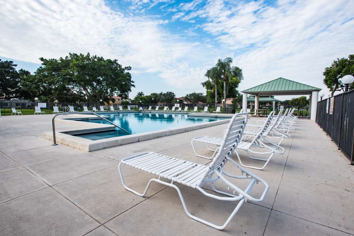 empty-chairs-by-swimming-pool-against-sky_0x800 empty-chairs-by-swimming-pool-against-sky_0x800