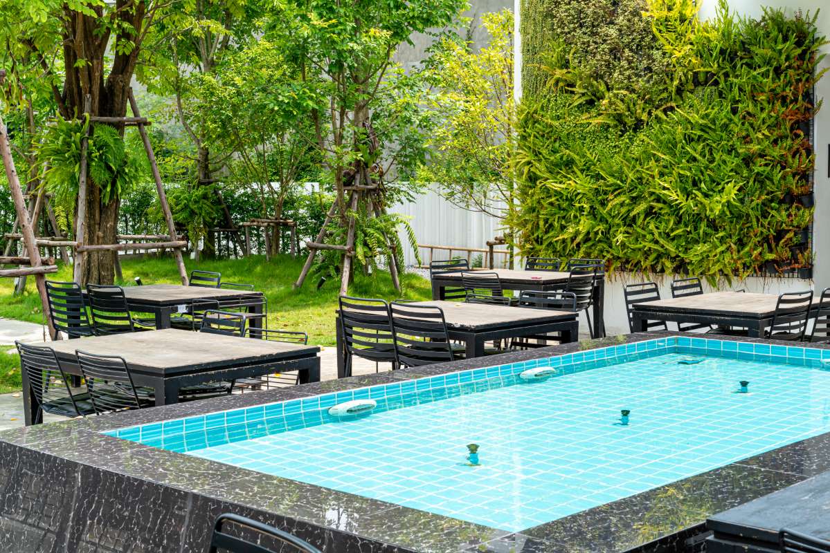 empty-outdoor-tables-chairs-near-fountain_0x800 empty-outdoor-tables-chairs-near-fountain_0x800