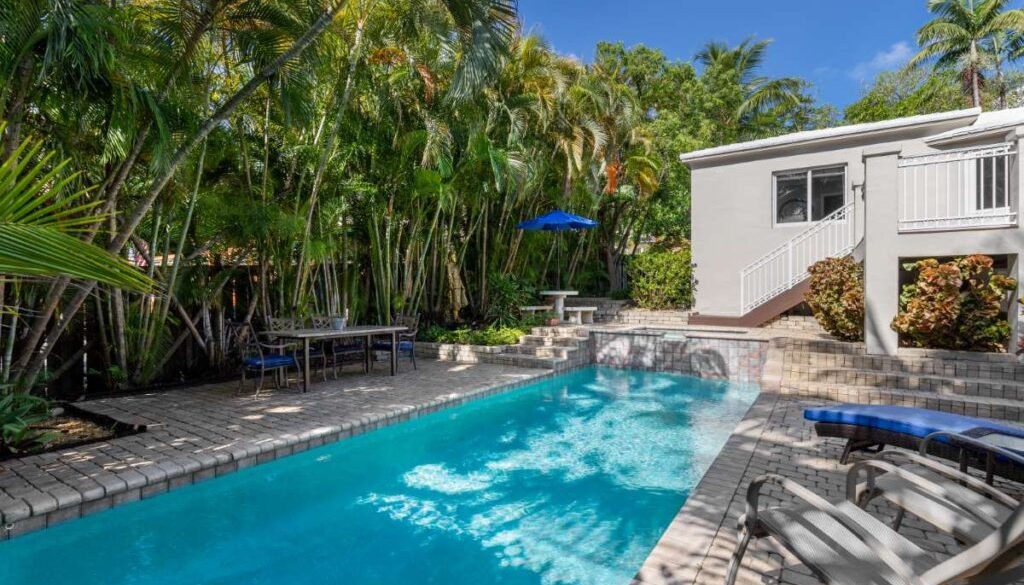 garden-with-natural-vegetation-with-lots-trees-pool-that-creates-armonic-atmosphere(3)_0x800