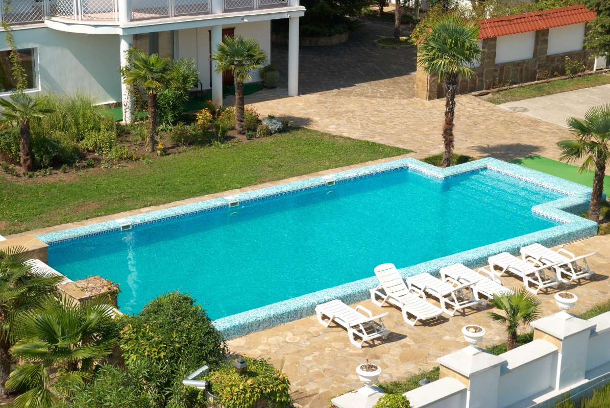 house-with-blue-pool-yard(1)_0x800 house-with-blue-pool-yard(1)_0x800