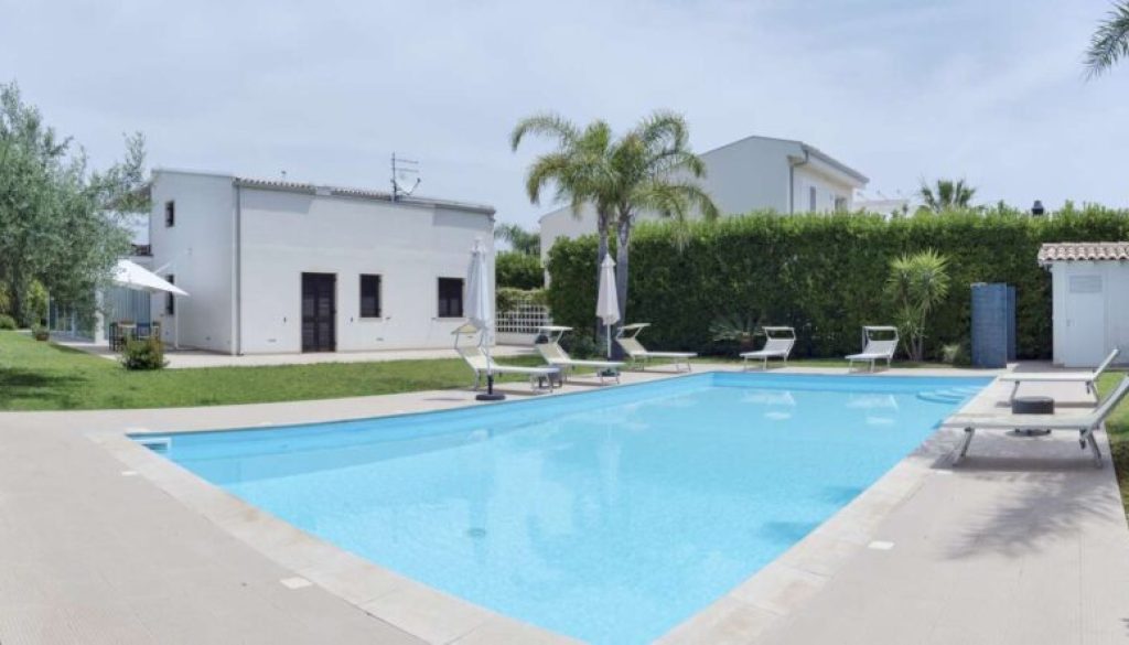 italy-sicily-ragusa-province-countryside-4-june-2018-elegant-private-house-view-facade-garden-with-swimming-pool-editorial_0x800