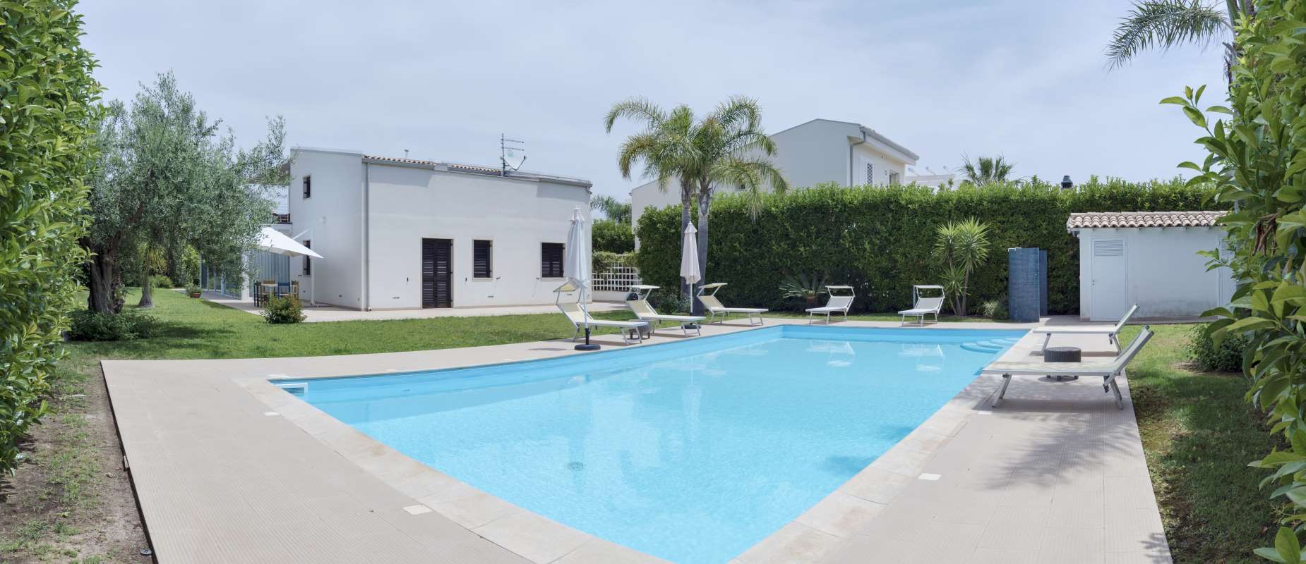 italy-sicily-ragusa-province-countryside-4-june-2018-elegant-private-house-view-facade-garden-with-swimming-pool-editorial_0x800