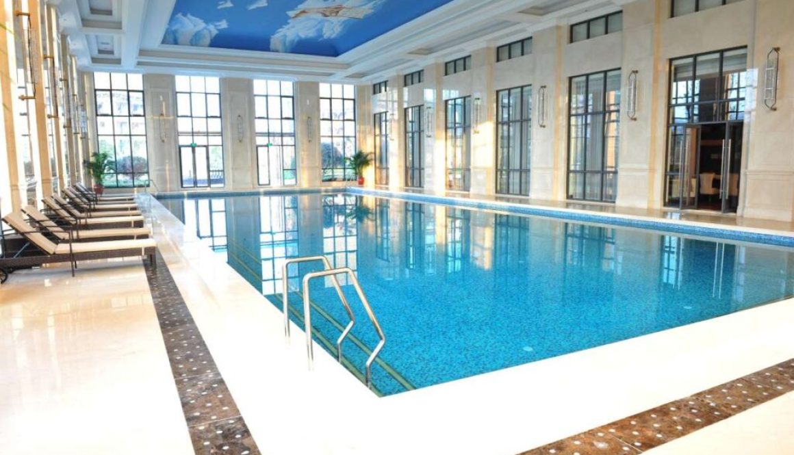 spacious-bright-private-indoor-swimming-pool(1)_0x800