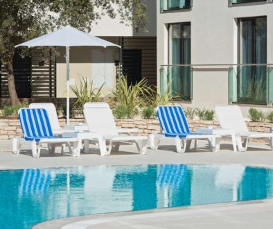 sunbeds-umbrellas-by-swimming-pool-sunny-day(1)_0x800