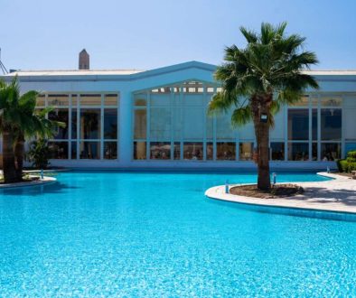 tropical-resort-with-many-palms-pool(1)_0x800