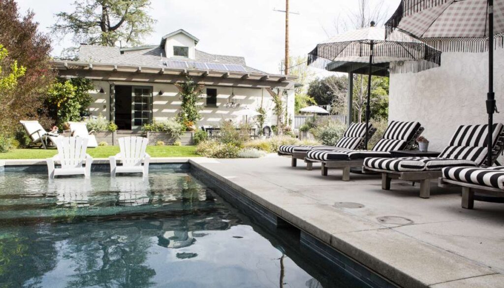 wooden-seats-by-pool-with-parasols(1)_0x800