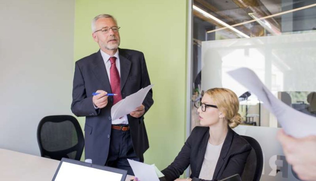 business-people-brainstorming-office-desk_800x600