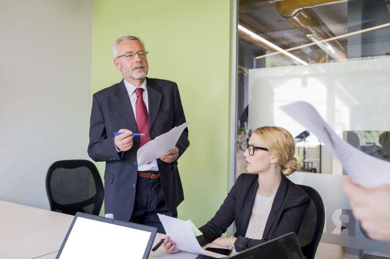 business-people-brainstorming-office-desk_800x600 business-people-brainstorming-office-desk_800x600