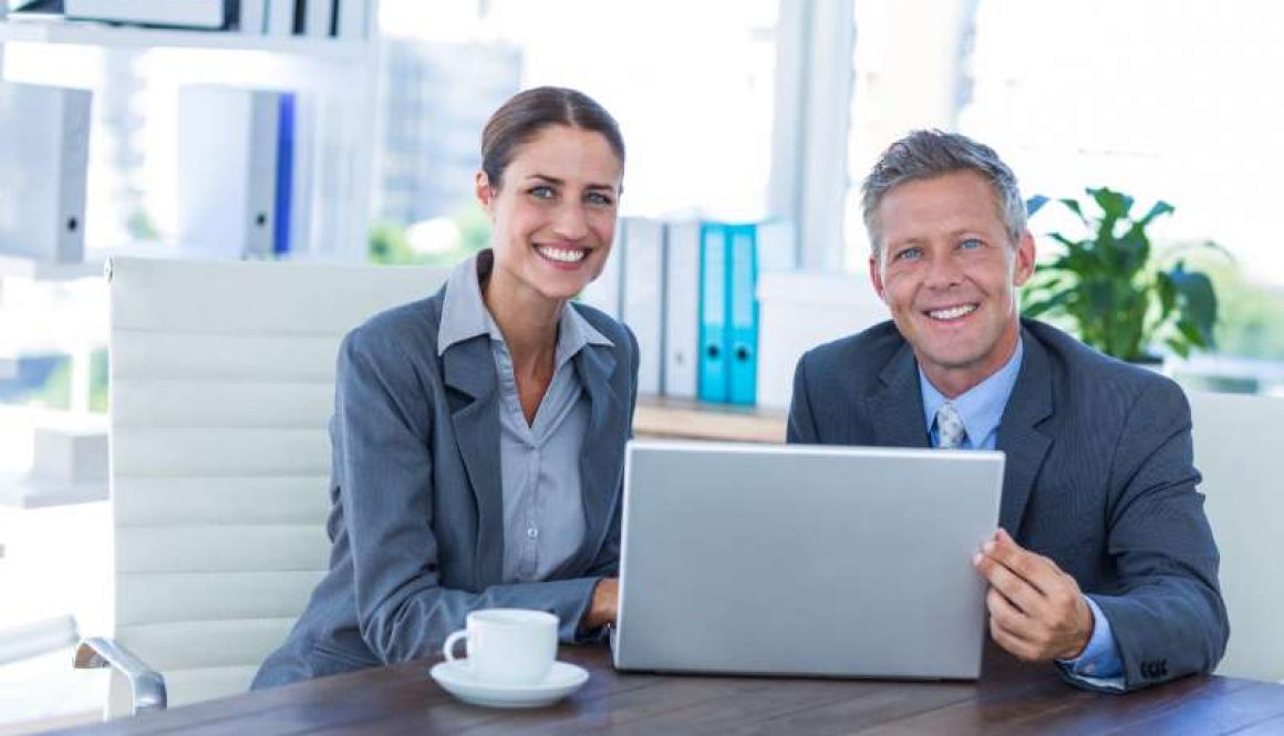 business-people-looking-camera-using-laptop_800x600