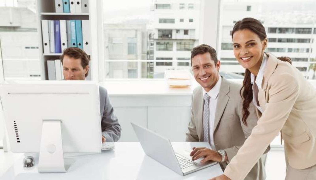 business-people-using-laptop-computer-office_800x600