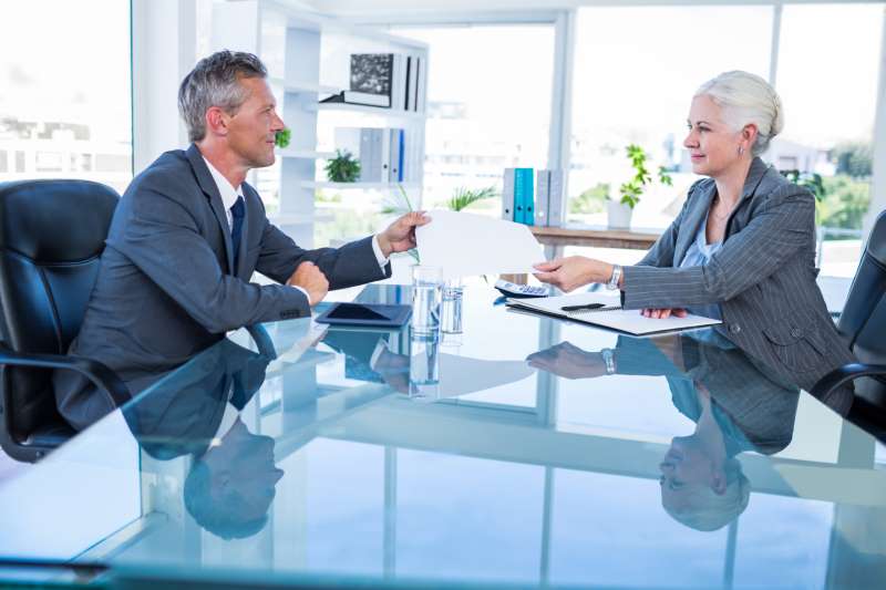 businessman-giving-paper-hos-colleague_800x600 businessman-giving-paper-hos-colleague_800x600