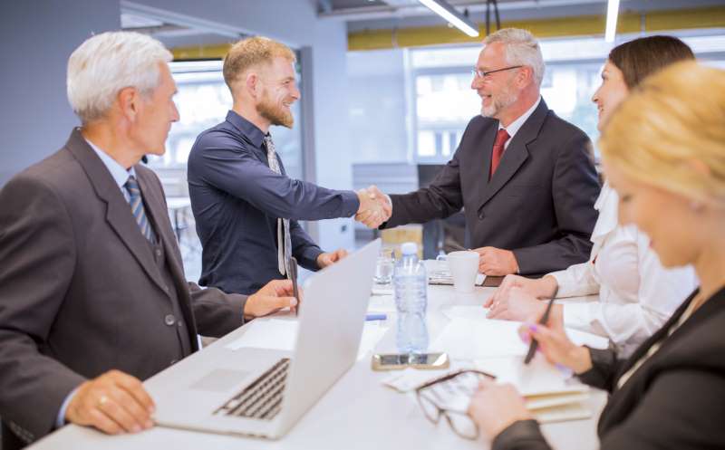 businesspeople-looking-two-businessmen-shaking-hands-business-meeting_800x600 businesspeople-looking-two-businessmen-shaking-hands-business-meeting_800x600