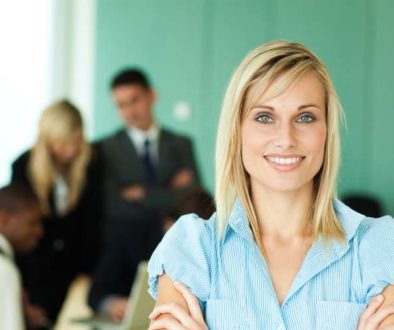 businesswoman-front-people-working-office(1)_800x600