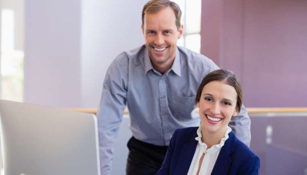 businesswoman-working-desk-with-colleague_800x600