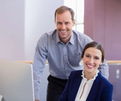 businesswoman-working-desk-with-colleague_800x600