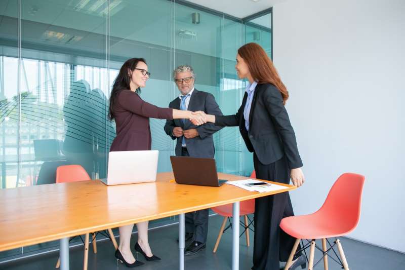 confident-businesswomen-handshaking-greeting-each-other_800x600 confident-businesswomen-handshaking-greeting-each-other_800x600