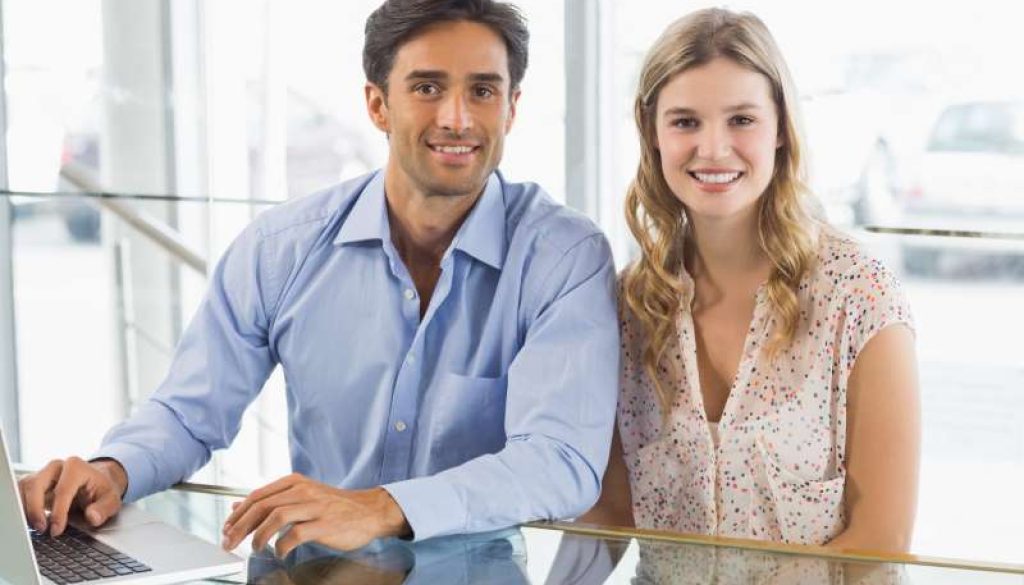 happy-couple-using-laptop-cafe_800x600