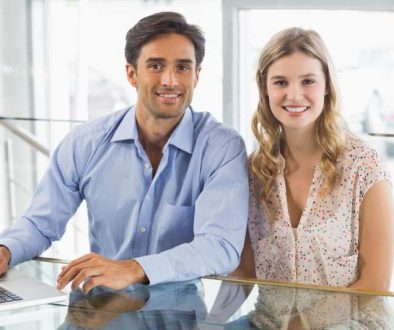 happy-couple-using-laptop-cafe_800x600