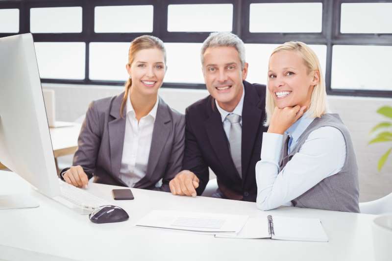 portrait-smiling-business-professionals-working-computer-desk_800x600