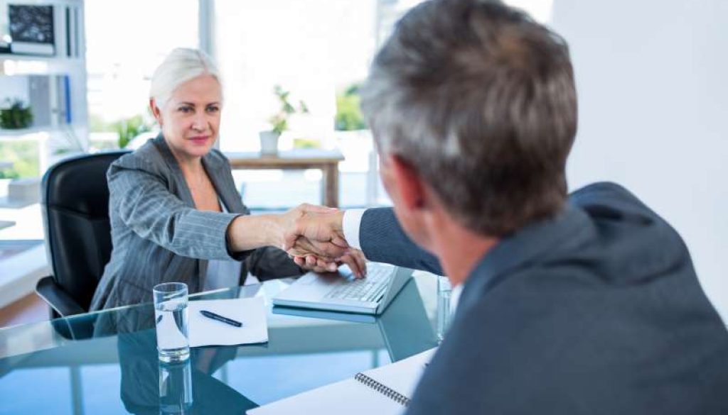 serious-business-people-shaking-hands_800x600