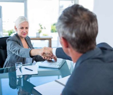 serious-business-people-shaking-hands_800x600