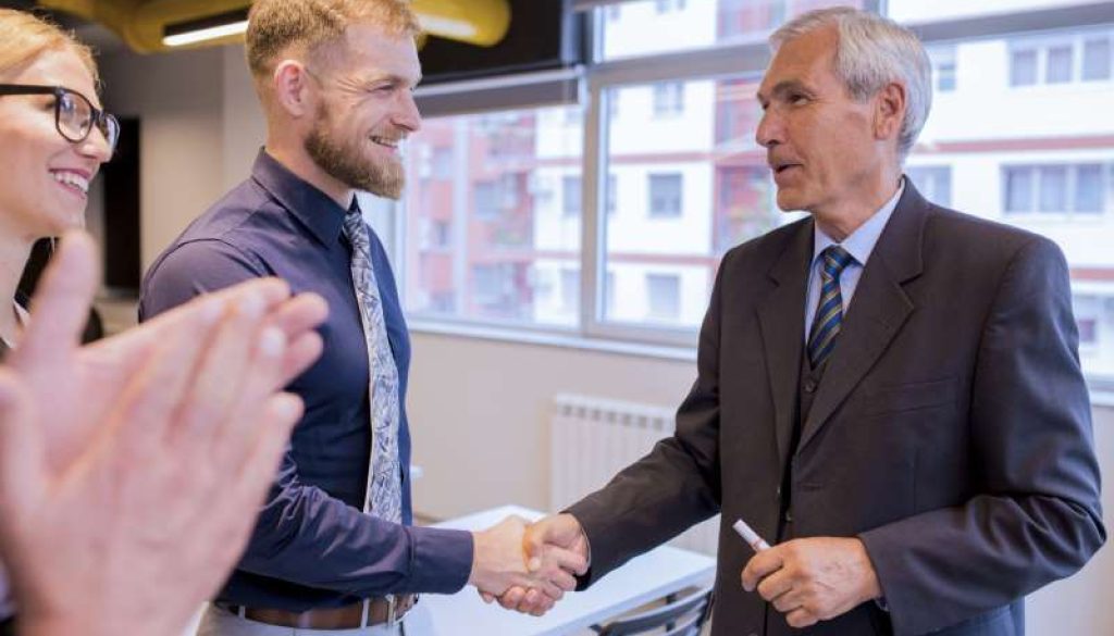 smiling-businesspeople-shaking-hands-meeting-office_800x600