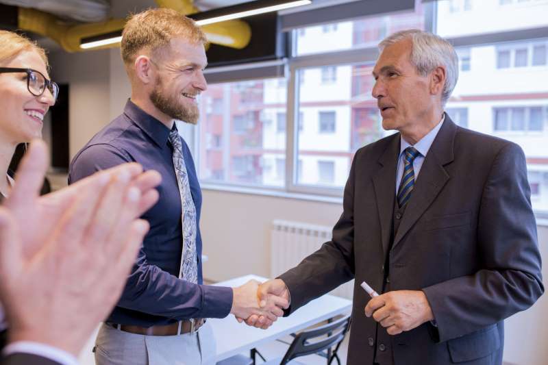 smiling-businesspeople-shaking-hands-meeting-office_800x600 smiling-businesspeople-shaking-hands-meeting-office_800x600