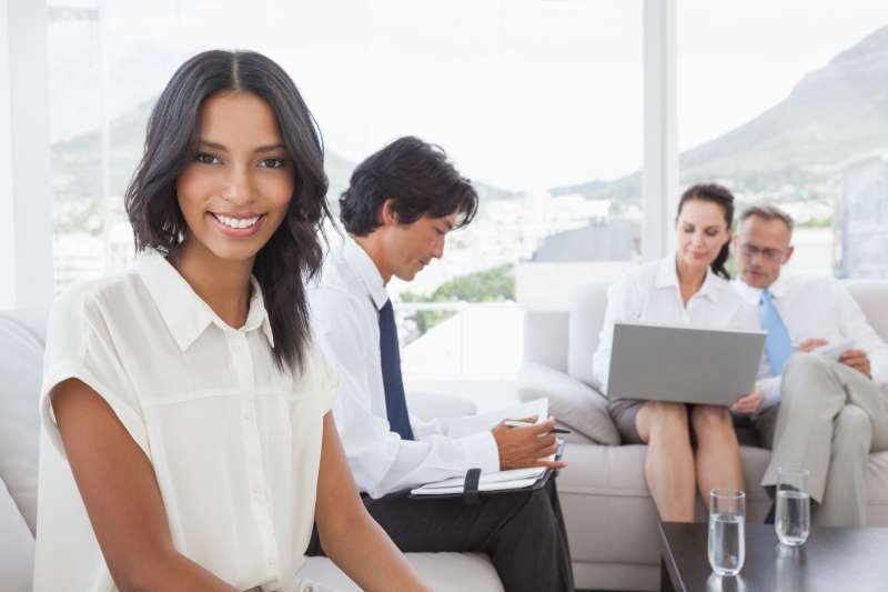 smiling-businesswoman-with-work-colleagues_800x600 smiling-businesswoman-with-work-colleagues_800x600