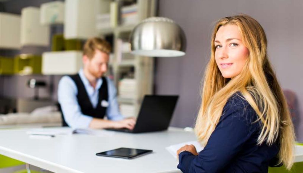 young-business-people-room_800x600