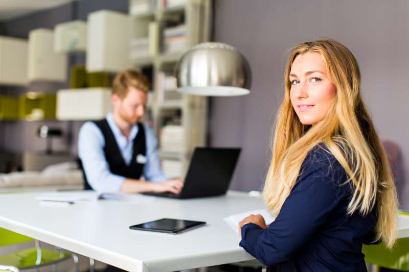 young-business-people-room_800x600
