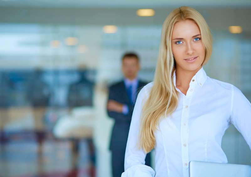 young-businesswoman-standing-business-center_800x600 young-businesswoman-standing-business-center_800x600